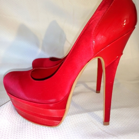 BEBE 7 RED SATIN & GLOSSY PATENT PLATFORM HEELS Christmas holidays closed toe - Picture 3 of 12